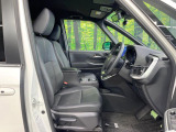 運転席まわりには十分なスペースがあり、大柄な方でもゆったり運転していただける環境です。