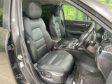 運転席まわりには十分なスペースがあり、大柄な方でもゆったり運転していただける環境です。