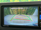【バックカメラ】駐車時に後方がリアルタイム映像で確認できます。大型商業施設や立体駐車場での駐車時や、夜間のバック時に大活躍!運転スキルに関わらず、今や必須となった装備のひとつです!
