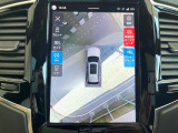 【360&deg;ビューカメラ】4台の高解像度カメラで360度の鳥瞰図を表示。隣の車や壁、死角にある障害物などを画面で確認できるため、狭いスペースでの駐車・出入りも安心です。