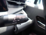 ハイビームアシスト機能が装備されており対向車が接近すると自動的にロービームに切り替えてくれる便利な機能になっております♪