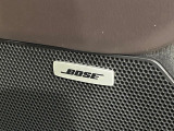【BOSEサウンドシステム】メーカーオプションの高品位サウンドシステムを搭載。専用のチューニングが施された大小様々なスピーカーから良質なサウンドが奏でられ、臨場感あふれる音響空間を演出します。