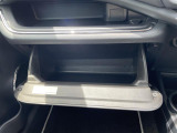 【グローブボックス】大容量のグローブボックスです!!車検証ケース他、日頃使う小物類の収納スペースもたくさんあります!
