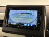 リバースギアに入れるだけで後方の表示へ切り替わります。夜間や雨の日の駐車も楽になりますよ。