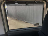 日射しをシャットアウトするロールサンシェードです
