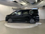 両側パワースライドドア付きだから、狭い駐車スペースなどでの 乗り降りラクラク!小さなお子さまのいるご家庭には嬉しい装備。