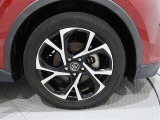 タイヤサイズは(225/50R18)で純正アルミホイールです。