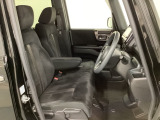 女性でも運転がしやすいように、シートの高さ調整機能(シートリフター)がついています。運転席と助手席の間が空いている為、助手席側への移動がスムーズです。交通量の多い道でも助手席側から乗り降りができます。