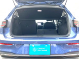 60:40の分割可倒式リアシートを採用しており、乗車人数や荷物の量に合わせて柔軟に空間を拡張できます。