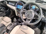 MINIの内装はとにかく『円』に拘ったデザインコンセプトが一目で伝わってきます。これほど円形に拘った車は他に御座いません。伝統のデザイン、トグルスイッチなど遊び心のある内装で御座います。