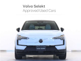 EVエクステリアならではのフロントシールドデザイン、ボルボアイデンティティを進化継承する印象的なトールハンマーライトが、自信に溢れたモダンなフェイスを表現。