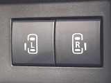 【両側パワースライドドア】スマートキーや運転席のスイッチで後席両側スライドドアの開閉が可能♪電動だから力を入れてドアを開ける必要が無く、小さなお子様でも簡単に開け閉めでき快適です♪