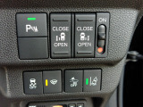 パーキングセンサーや横滑りを防ぐVSA等のスイッチ類は運転席の右側、手の届きやすい位置にあります。