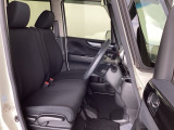 フロントシートはベンチシートです。ベンチシ―トは運転席と助手席の移動もスムーズ!狭い駐車場での乗り降りに便利です。シートの間にコンソールボックスやドリンクホルダーがないため、車内空間も広く感じます