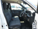 運転席シートには手動式のシートリフター機能が備わっています。