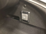 アクセサリーコンセント(AC100V・1500W)です。ラゲージルーム右側に1個設置されています。非常時給電システム付きです。機能の詳細は展示店舗までお尋ねください。