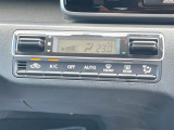 【オートエアコン】一度お好みの温度に設定すれば、車内の温度を検知し風量や温度を自動で調整。暑い&hellip;寒い&hellip;と何度もスイッチ操作をする必要はありません。快適な車内空間には必須の機能ですね♪