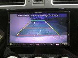 車両後方の映像を映すバックモニター。進路を確認しながら安全に車庫入れできます。