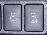 両側電動スライドドアを装備しております。