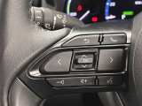 運転中、オーディオの操作をしてて、ハッとしたことはありませんか?ステアリングスイッチは、運転中でもハンドルでオーディオの操作が可能です。安全なドライブをサポートします。