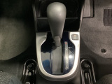 CVT車のセレクトレバーです。低速から高速まで、変速ショックのないスムーズな走りを実現するとともに、エンジン効率のよい領域を維持することで燃費にも貢献します。