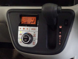 車内を快適に、オートエアコンを装備しています。