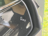 【ブラインドスポットモニター】走行中、ドアミラーの死角になりやすい箇所に後続車が接近するとサイドミラーのレンズに警告を表示!ドライバーに注意喚起をしてくれます。