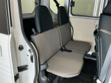 ダイブダウンできるリヤシートは簡単に荷室を広げることができます