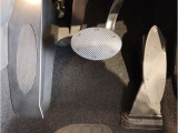 【ペダル】BMWはオルガン式アクセルペダルを採用しています。踏み込む足とペダルが同じ軌跡を描くため、かかとがずれにくく、アクセルコントロールがよりしやすくなるメリットがあります。