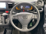 インテリアに合わせたデザインのステアリングは、運転される方のことも考え、運転しやすい形状、大きさです。是非一度、実際に触ってお確かめください。
