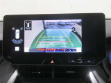 車両後方の映像を映すバックモニター。進路を確認しながら安全に車庫入れできます。