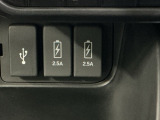 スマートフォンなどの充電に便利なUSBジャック。運転席からも助手席からも使いやすいです。