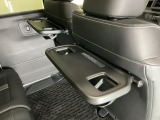 前席背面には格納式のテーブルも装備。食事やスマホ・タブレットでの動画視聴など様々な用途で活躍します。サイドにはちょっとした荷物がかけれる便利なコンビニフック付きです。