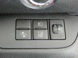 オートマチックハイビーム装備です。先行車や対向車のライトを認識し、ハイビームとロービームを自動で切り替える機能です。夜道の視界を確保します。詳細は販売店スタッフまでおたずねください。