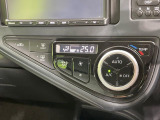 【オートエアコン】一度お好みの温度に設定すれば、車内の温度を検知し風量や温度を自動で調整。暑い&hellip;寒い&hellip;と何度もスイッチ操作をする必要はありません。快適な車内空間には必須の機能ですね♪
