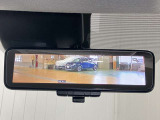 【インテリジェント ルームミラー】車両後方のカメラ映像をミラー面に映し出すので、車内の状況や、天候などに影響されずいつでもクリアな後方視界が得られます!