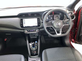 運転席は見やすく整理され、ナビも美しく装着され操作性にも優れています!