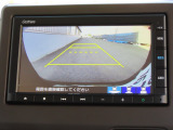 リアワイドカメラシステム!従来の視野に加えて、後方側方を約180&deg;まで見えるワイドビューと、後方を真上から見たような視野で駐車時などに便利なトップダウンビューの3つの視野があります!