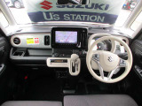 シンプルで実用的なインパネ。車速など情報を表示する【ヘッドアップディスプレイ】を搭載。