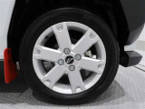 アルミホイールを装備、タイヤサイズは165/65R15です。