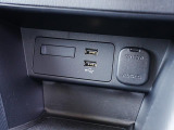 CD/DVD再生プレーヤーは装備されておりませんがフルセグTVチューナー、USB端子やブルートゥースオーディオは備えています。