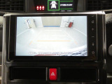 【駐車を優しくサポート】後方の様子を画面で確認できるバックカメラを備えています。不慣れな駐車場でも周囲の状況が把握しやすく落ち着いて操作できます。