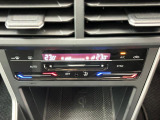 タッチコントロール式2ゾーンフルオートエアコンパネル。運転席、助手席それぞれ独立して温度管理が可能です。花粉やダストを除去するフレッシュエアフィルターも装備され、クリーンな室内環境を保ちます。