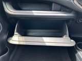 【グローブボックス】大容量のグローブボックスです!!車検証ケース他、日頃使う小物類の収納スペースもたくさんあります!