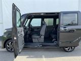 助手席側ドアと左側スライドドアの間に柱のない車体構造となっており、広々使えて便利です!