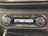 オートエアコンは温度を設定するだけで、自動で風量などを設定してくれます。運転しながら操作も必要ないので、安全性も向上します。