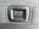 後部座席からも充電ができます。