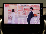 【テレビ視聴も可能】移動の休憩中や待ち合わせの合間にテレビを楽しめます。長時間のドライブでも同乗者の方が退屈せず車内が笑顔あふれるリビングのように過ごせます。