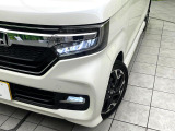 【LEDヘッドライト】悪天候や夜間走行時も良好な視界を確保し安心して運転できる高輝度LEDヘッドライトを装備!点灯速度が早く、消費電力も抑えられています。