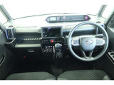 【まるまるクリーニング】内装工程では、中古車を気持ちよくお乗りいただけるよう清掃しております。シートの洗浄はもちろん、ニオイの元となるフロアカーペットまで洗浄・消臭を実施。